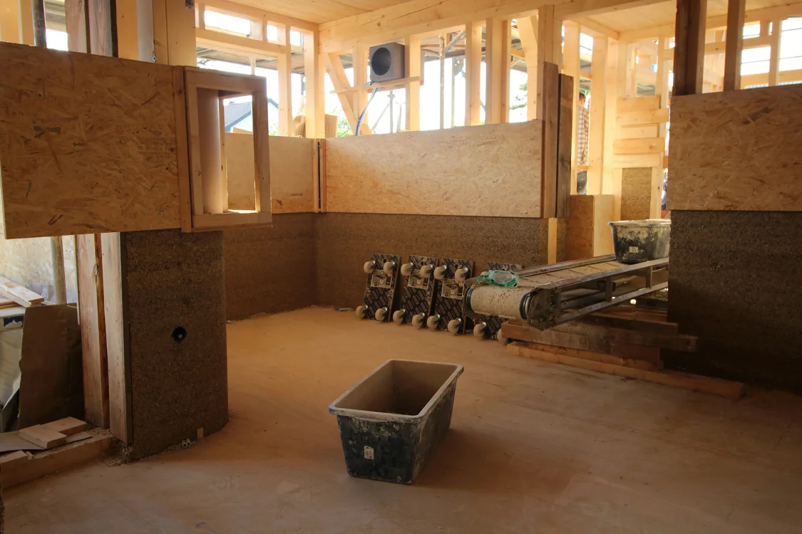 Eine Baustelle, auf der in Holzbauweise gebaut wird.