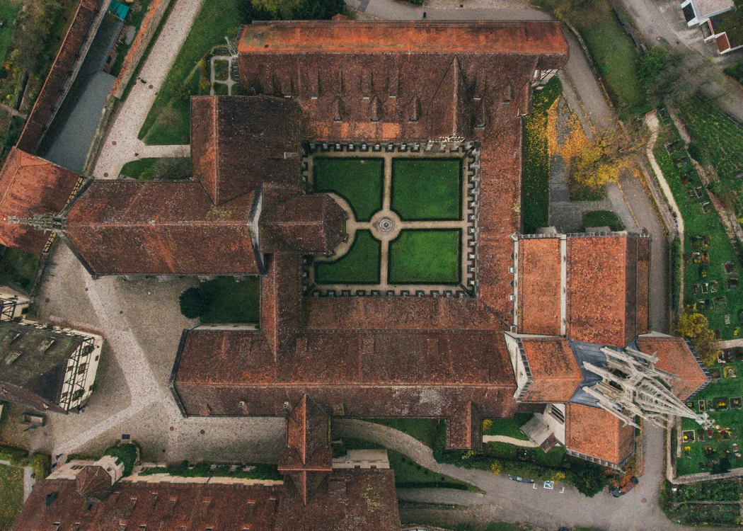 Das Kloster Bebenhausen von oben in einer Luftaufnahme.