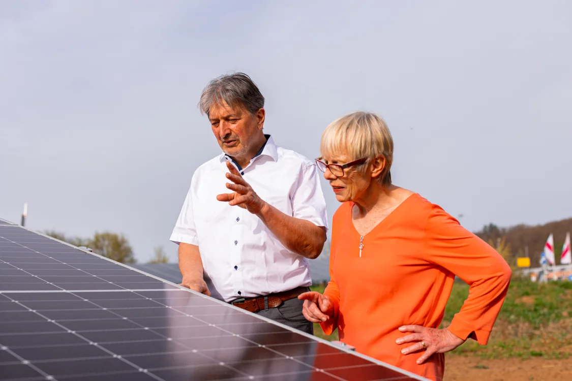 Ingeborg Höhne-Mack und Gerhard Neth an einer Photovoltaik-Anlage